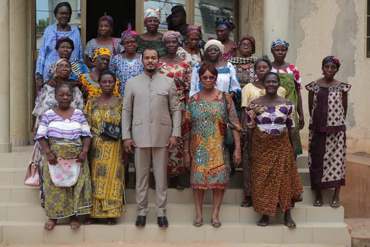 Soutien aux personnes du 3eme âge : le Maire Aimé DJIKOUNOU réconforte et rassure les femmes de Teshi Kpotame