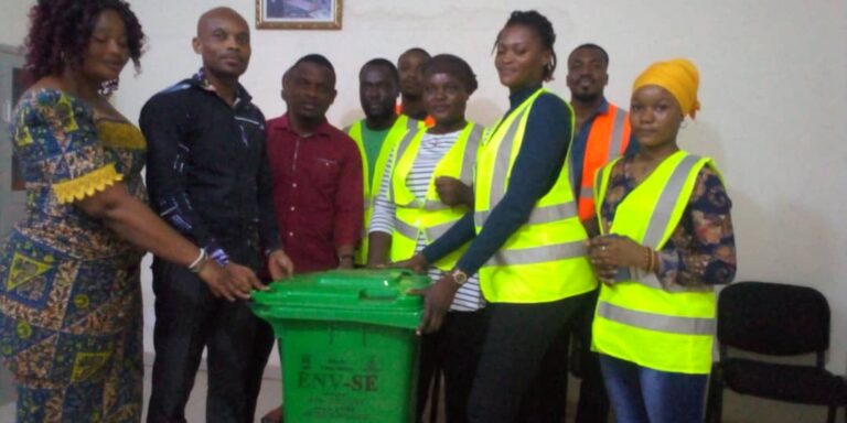 Agoé-Nyivé4: l&rsquo;association ENV-SE lutte contre l&rsquo;insalubrité à travers des dons de poubelles écologiques