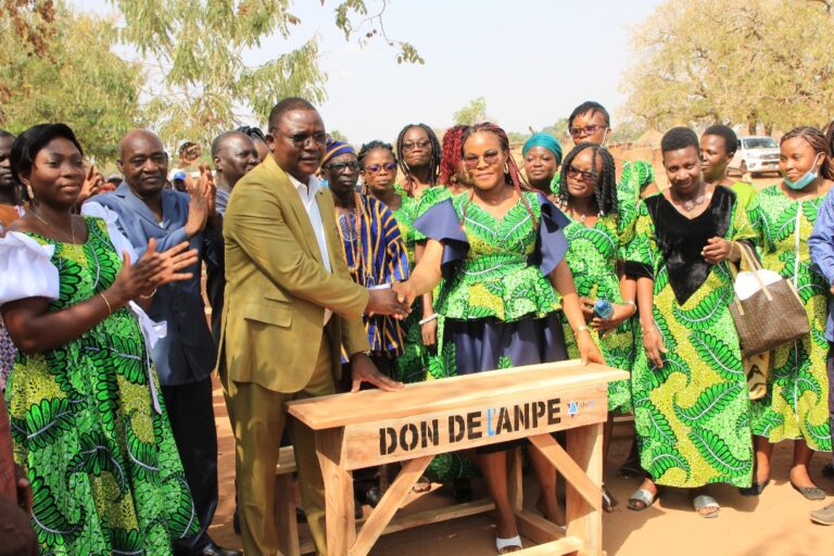 Célébration du 8 mars dans les Savanes: l’ANPE fait don de tables-bancs à deux écoles