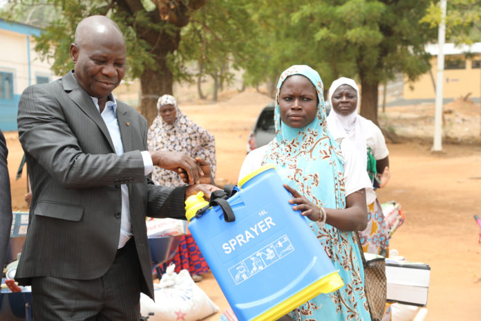 Konlani Dindiogue distribue des matériaux de construction et des chèques aux femmes rurales des Savanes