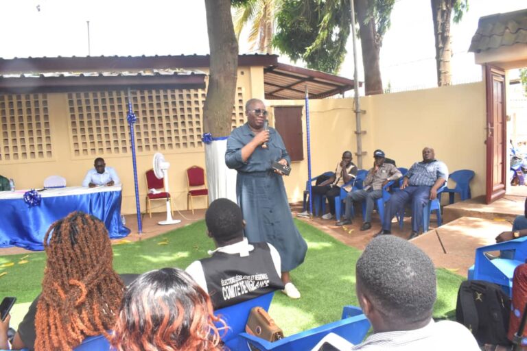 Les jeunes engagés autour de Mme Myriam Dossou d’Almeida pour promouvoir la paix partout au Togo