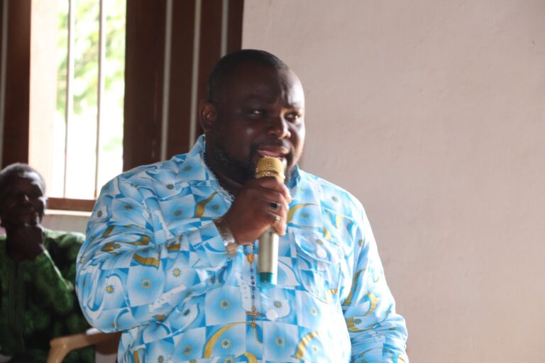 OGA Kossi, résidant aux États-Unis et président de l’association MIDRP, sensibilise les religieuses à la politique de paix à Ounabé