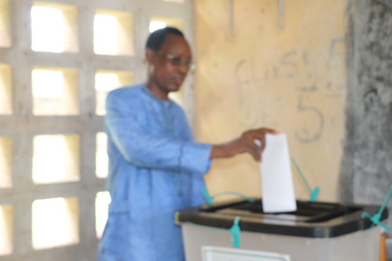 Le Maire Yawo SODAGNI vote à Djon lors du double scrutin législatif et régional au Togo