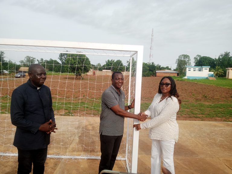 Le ministre d’État Kodjo Adedze offre une plateforme sportive à la commune Zio 2
