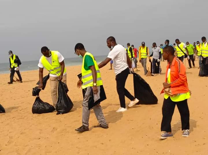 SOCIAL WAAKERS et plusieurs associations ont nettoyé la plage de Lomé