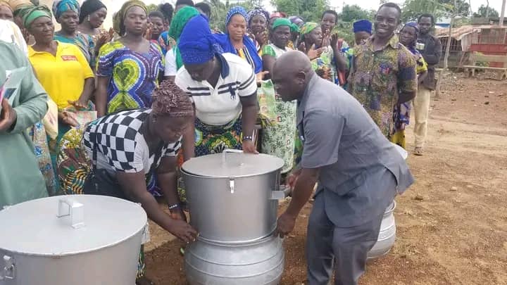 DVV International soutient les femmes de Sotouboua dans l’étuvage du riz avec du matériel adapté