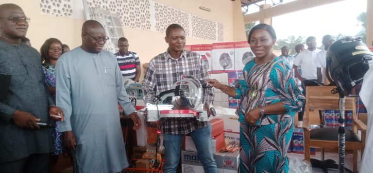 Togo/Volontariat : remise de kits d’installation à 400 VEC artisans