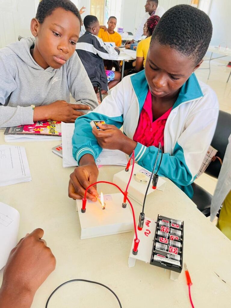 La Fondation SGMT Éveille l’Intérêt des Filles pour les Sciences à Travers un Camp Scientifique à Lomé