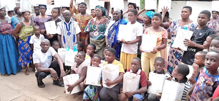 Rentrée scolaire 2024-2025 : la générosité du Maire Aimé DJIKOUNOU