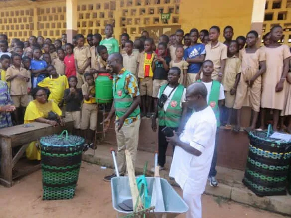 Togo Environnement Propre équipe l’École Primaire de Wonyomé pour renforcer l’assainissement scolaire
