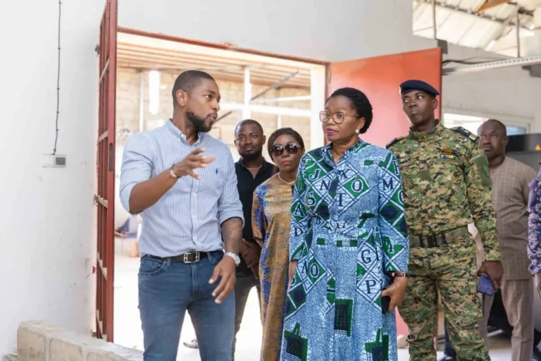 Victoire Tomégah-Dogbé en visite à IMEP pour promouvoir l’industrie locale et le consommer togolais