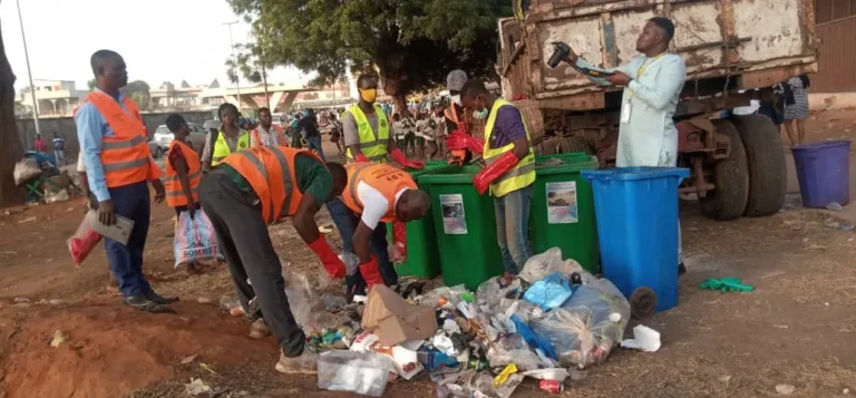 Sensibilisation au tri des déchets : l’ONG Amis de Poubelle et le CETEF unis pour une Foire Internationale de Lomé propre