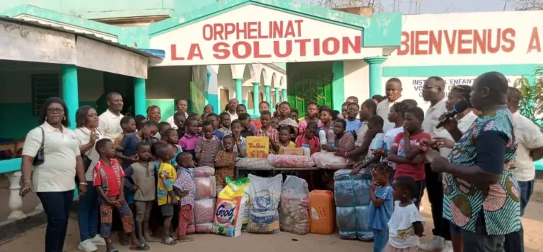 L’Association Famille Bénie soutient l’orphelinat “La Solution” avec des dons
