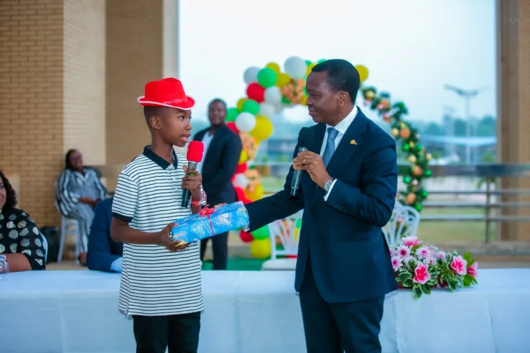 Noël : une célébration en honneur des enfants du personnel parlementaire