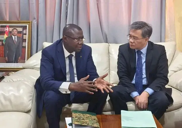 Renforcement de la coopération sino-togolaise : Rencontre entre l’Ambassadeur de Chine et le Ministre de l’Administration territoriale