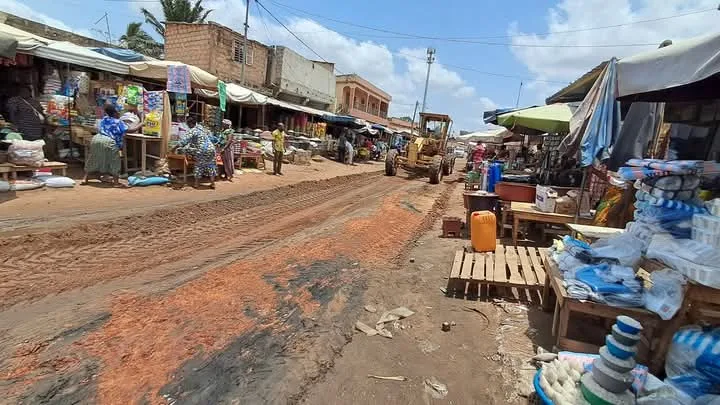 Amélioration du cadre de vie à Adidogomé-Assiyéyé : la commune du Golfe 7 intensifie les travaux de reprofilage des rues