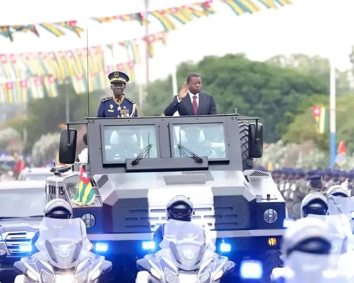 Le Togo célèbre 65 ans d’indépendance dans une ferveur patriotique avec un défilé militaire, paramilitaire et civil
