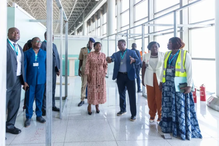 La Première ministre Victoire Tomégah-Dogbé en visite surprise sur le chantier d’extension de l’aéroport de Lomé