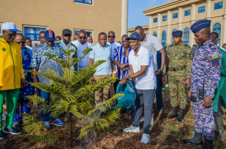 01 Juin au Togo : l’Assemblée nationale célèbre la Journée de l’arbre en plantant 200 arbres
