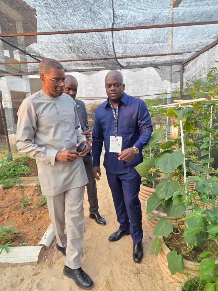 En Angola, Pinto Matamba présente à Barry Johnson une initiative de recyclage au service de l’agriculture urbaine