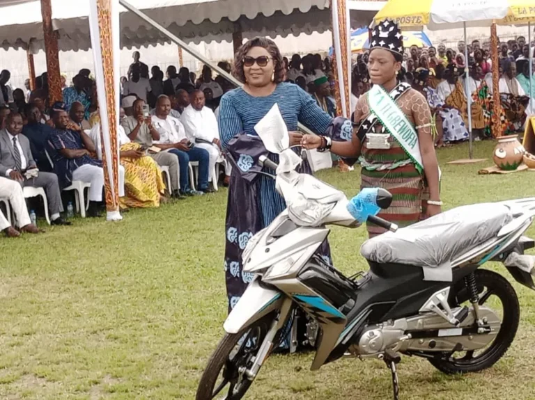 Atossou Amé Élodie, 18 ans, sacrée Reine Ayiza 2025 à Zio