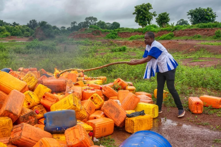 Dapaong : les raisons de la destruction de plus de 11 000 litres de boissons frelatées par les autorités