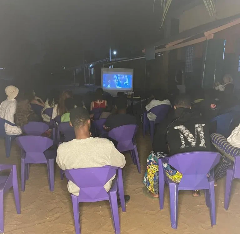ADA Togo offre une soirée cinéma et karaoké aux enfants en situation de rue
