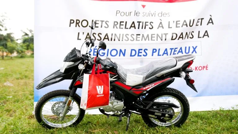 Une moto offerte à Yao-kopé pour renforcer le suivi des projets d’eau et d’assainissement