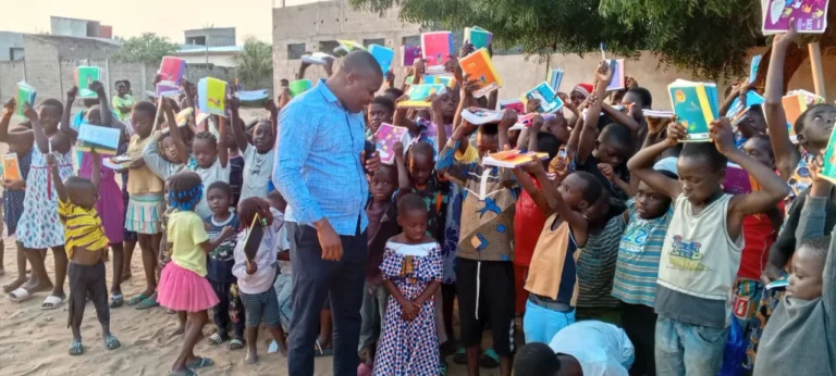 Lacs 3 : une distribution massive de kits scolaires