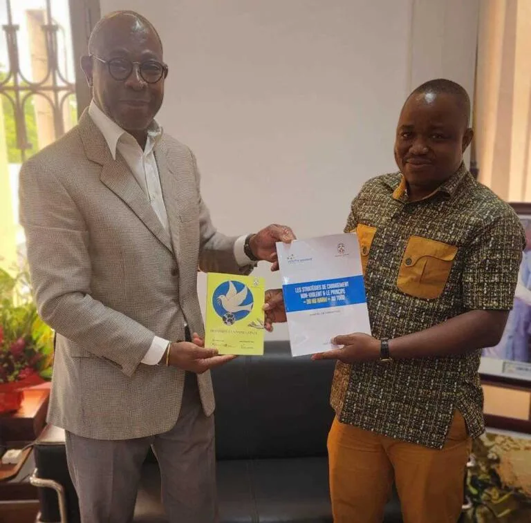 Youth Awake remet ses outils pédagogiques au ministre Isaac Tchiakpe