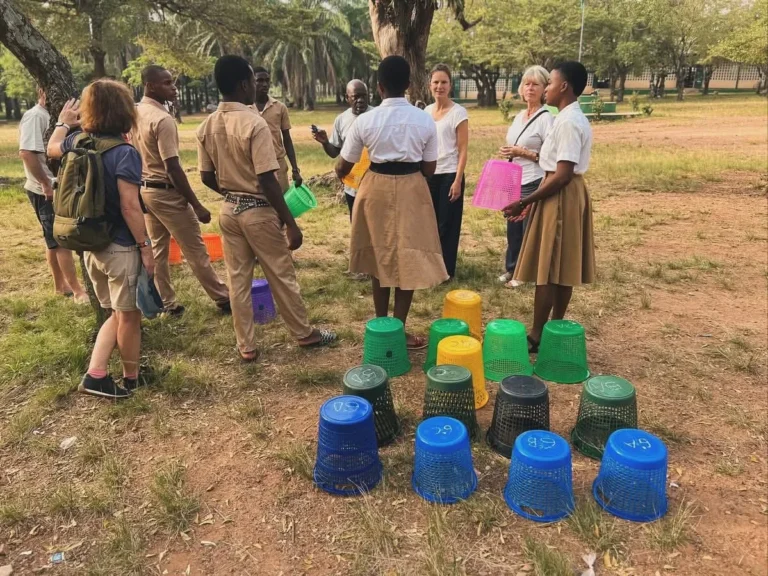 Le Lycée Zomayi reçoit 34 nouvelles poubelles des Amis de la Nature