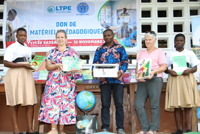 La LTPE soutient le lycée Ahlon Sassanou avec du matériel pédagogique pour renforcer la qualité de l’enseignement