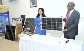 Transition énergétique : la Chine offre 3 900 kits solaires au Togo pour électrifier les zones rurales