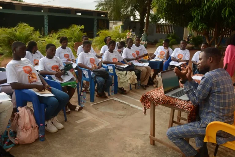 L&rsquo;association Ekina sensibilise des jeunes filles aux VBG et au harcèlement en ligne