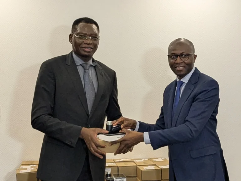 Solution automatisée de marquage : de nouveaux outils de contrôle de dernière génération remis à la commission SAM à Lomé