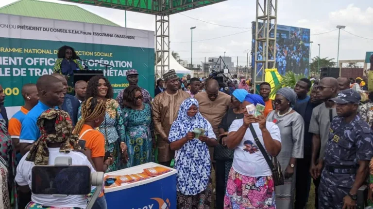 Protection sociale : à Agoè-Nyivé 4, les personnes vulnérables reçoivent des transferts monétaires de 25 000fcfa