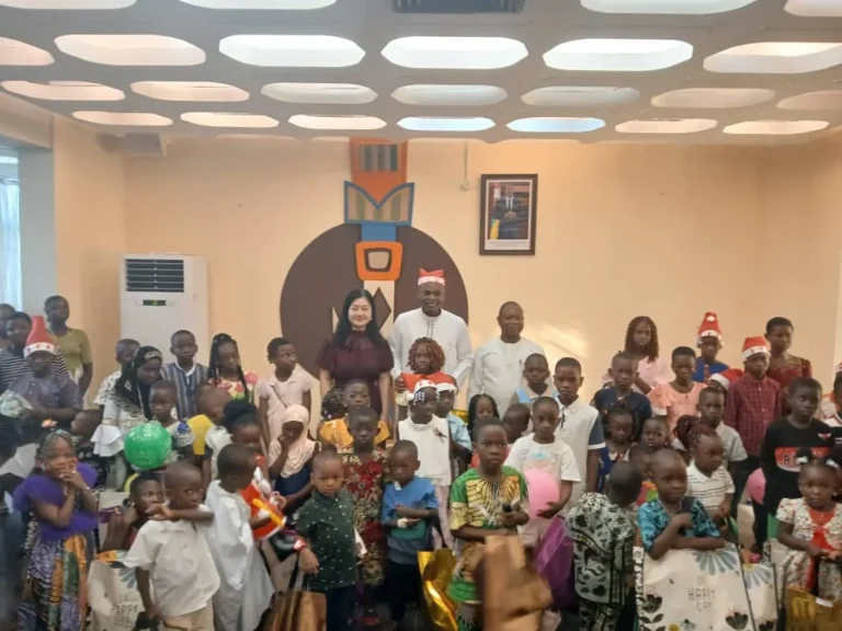 Noël 2025 : Robert Dussey papa Noël des enfants de son personnel