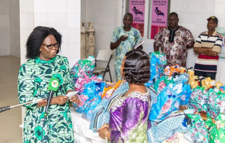 Noël solidaire : la Présidence du Conseil au chevet des mères et des enfants à l’hôpital de Bè