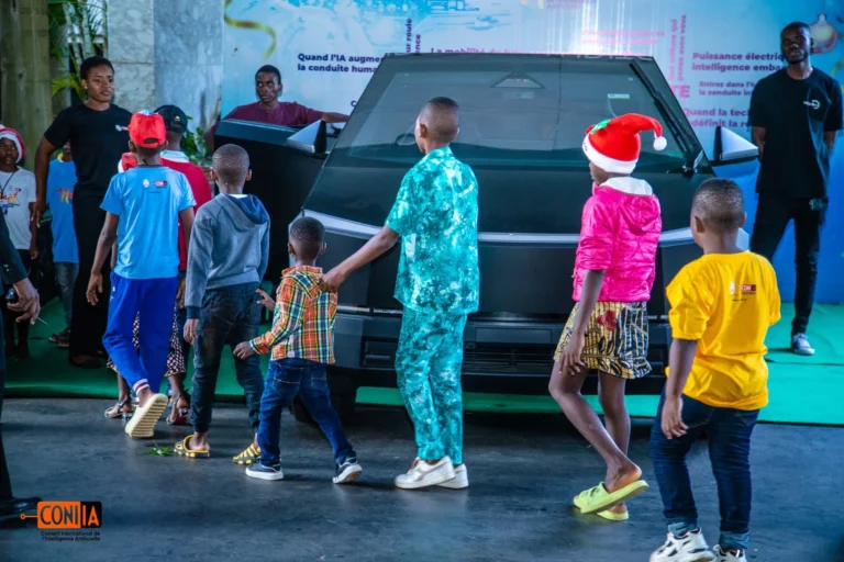 Innovation technologique : Les enfants togolais découvrent les voitures Tesla et Liksoft Elewou à Lomé avec enthousiasme