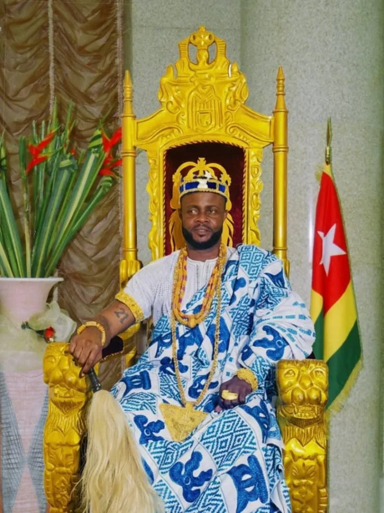 Togbui AKAKPO V, chef traditionnel du village de Kpotéme « la mémoire du Général GNASSINGBÉ Eyadema demeure vivace »