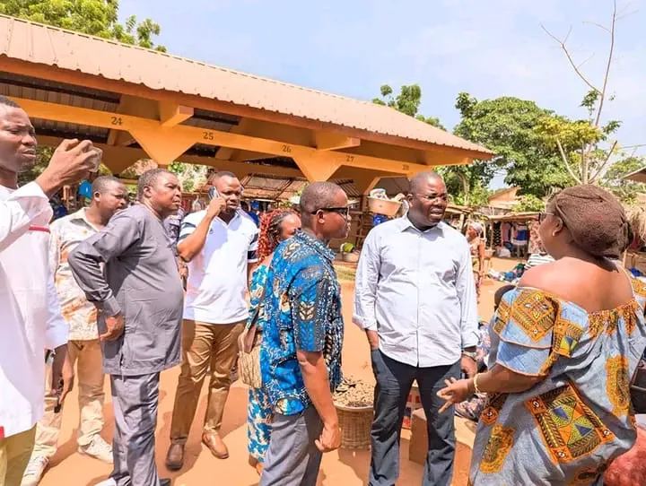 COMMUNE VO2 : Le Maire au contact des commerçants du marché de Togoville