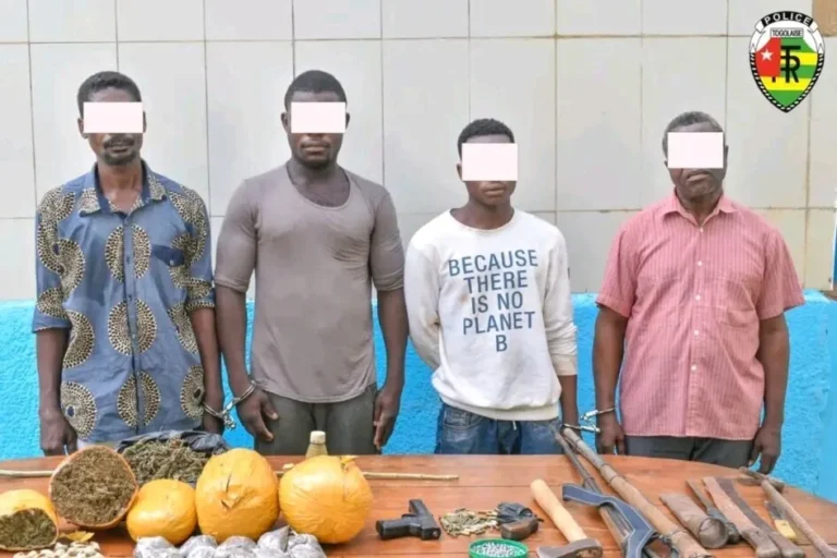 La police arrête trois suspects en détention illégale et trafic illicite d&rsquo;armes, de munitions, de drogues et de produits prohibés à Agou