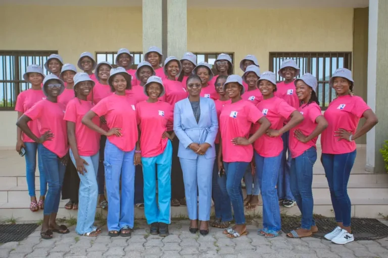 Beauté et leadership : la rencontre inspirante entre Professeure Houzou-Mouzou et les candidates Miss Campus Togo