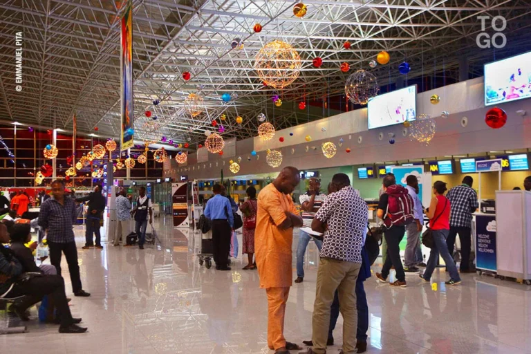 Racket à l’aéroport de Lomé : un agent en uniforme arrêté après dénonciation d’un passager