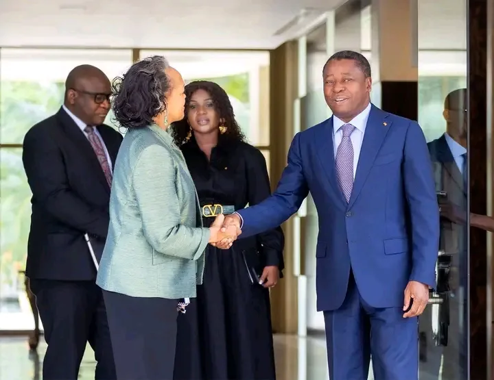 Faure Gnassingbé et Florizelle Liser de Corporate Council on Africa discutent sur le Sommet des affaires USA-Afrique