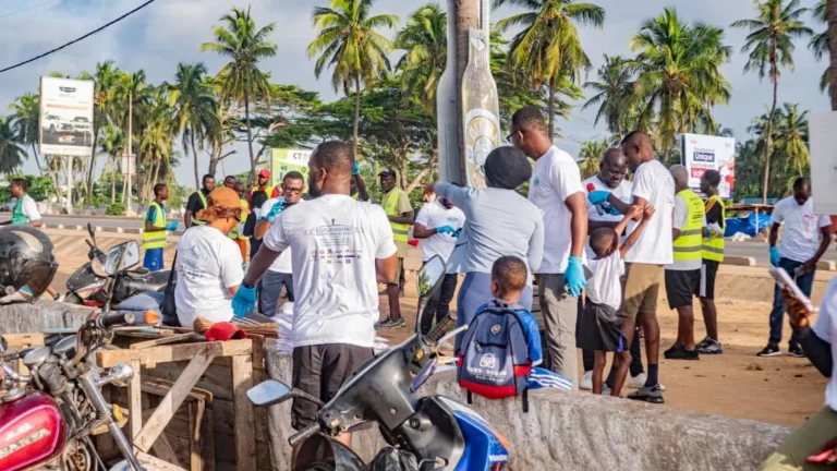 Écojogging à Lomé : journalistes et citoyens unis contre la pollution plastique sur le littoral